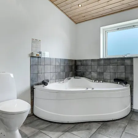 4 Bedroom Lovely Home In Grenaa Prázdninový dům *