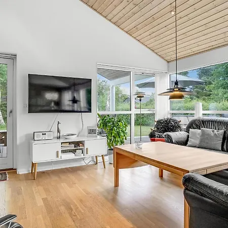 4 Bedroom Lovely Home In Grenaa *