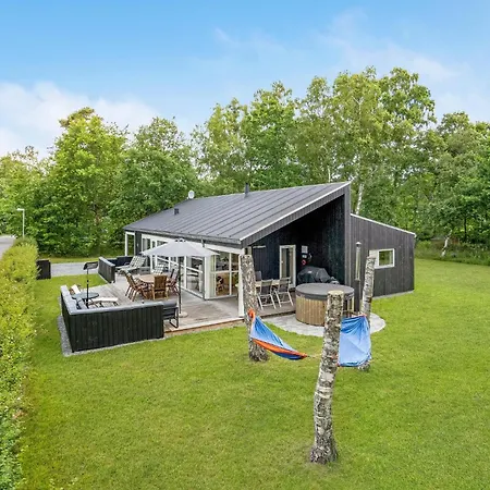 4 Bedroom Lovely Home In Grenaa